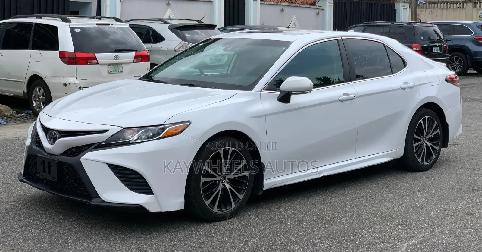 Toyota Camry SE FWD (2.5L 4cyl 8AM) 2018 White