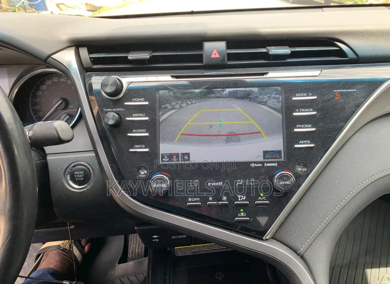 Toyota Camry SE FWD (2.5L 4cyl 8AM) 2018 White