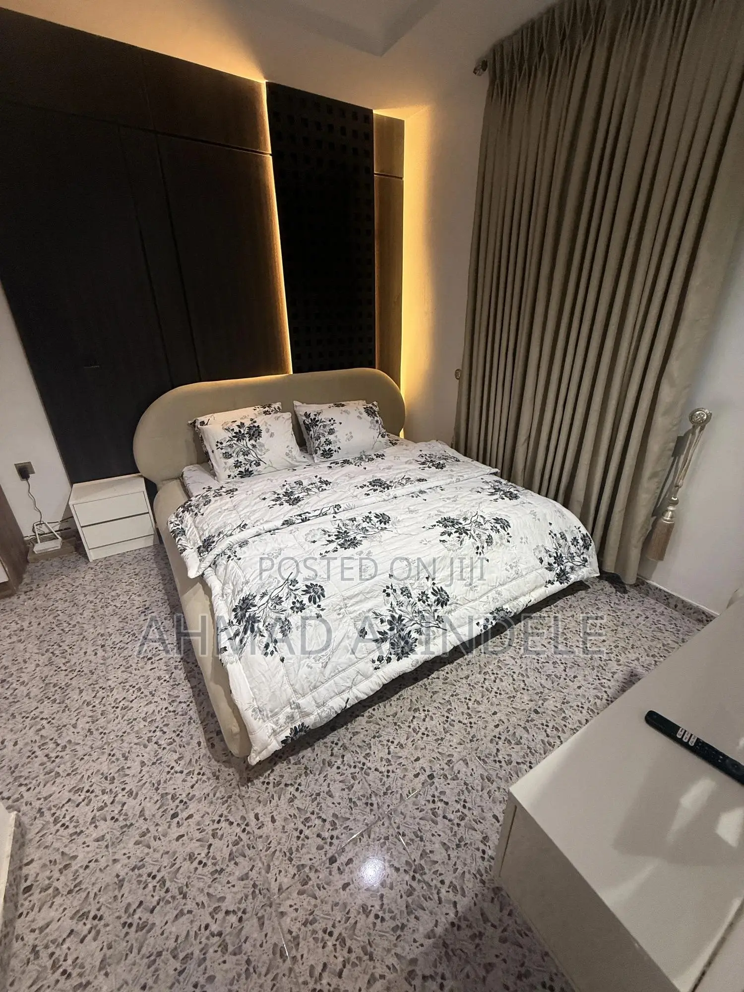 One Bed With Two Toilets