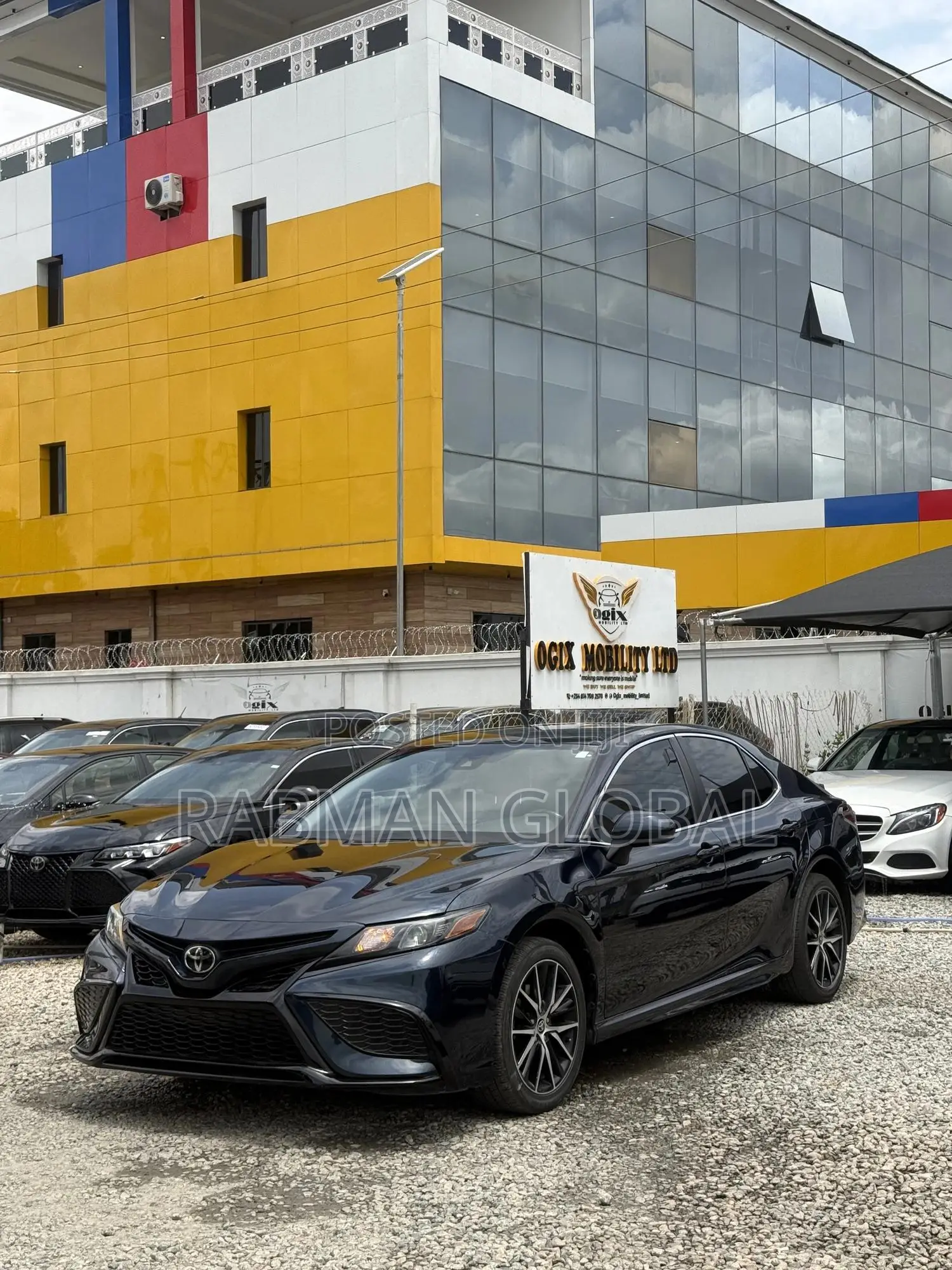 Toyota Camry SE 2021 Blue