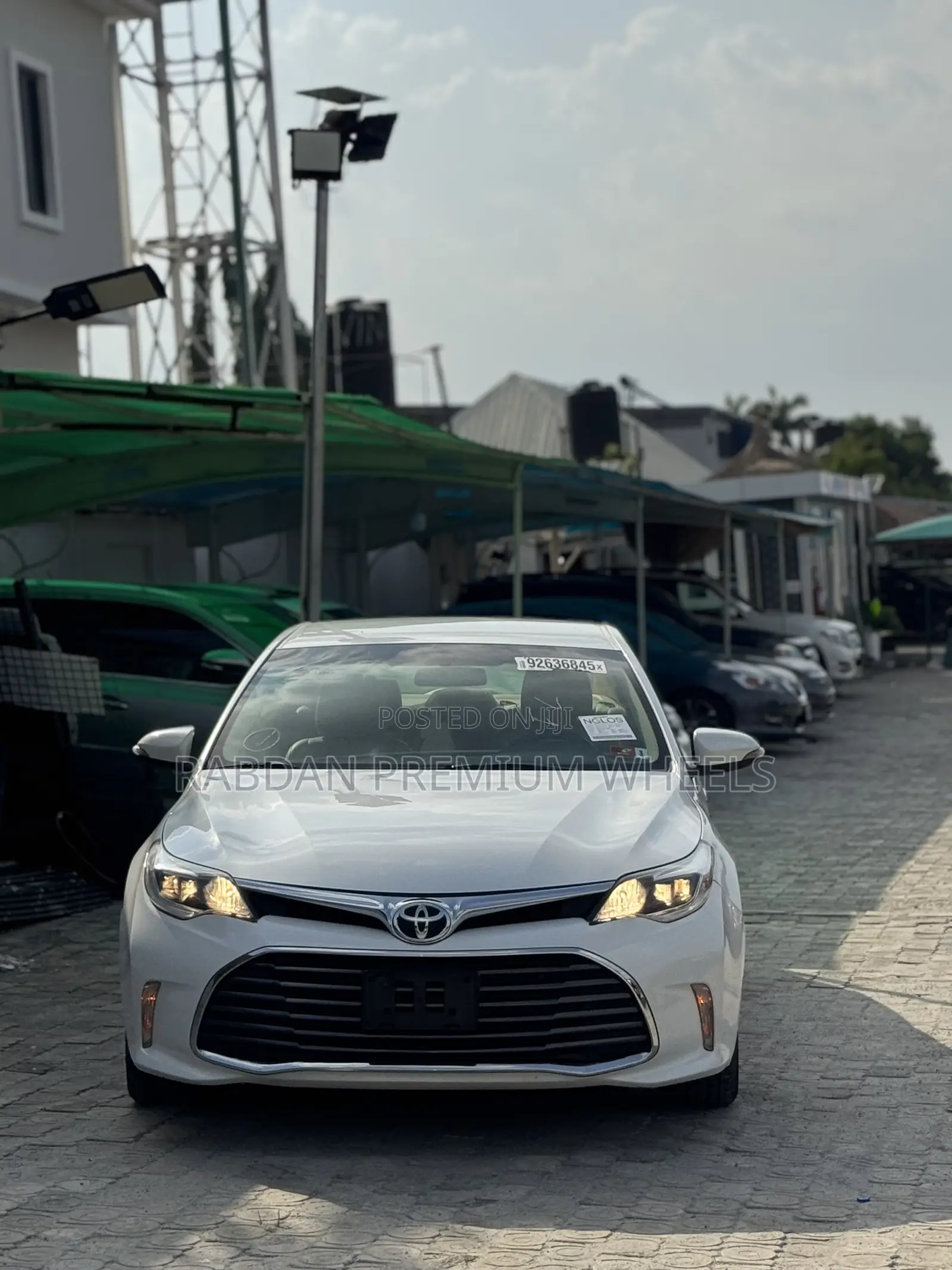 Toyota Avalon XLE Sedan FWD (3.5L 6cyl 6A) 2017 White
