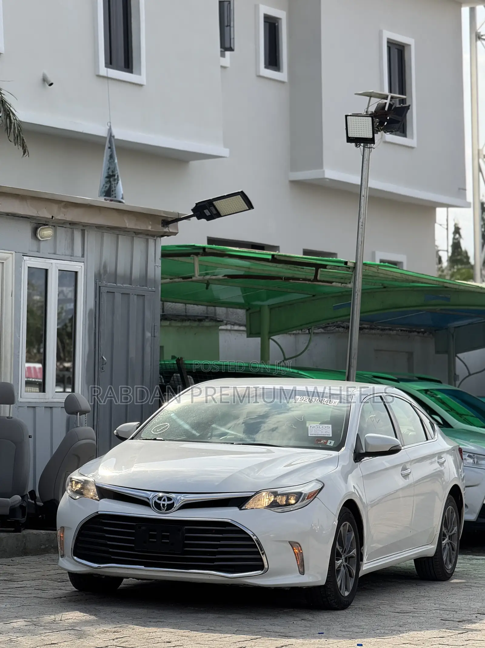 Toyota Avalon XLE Sedan FWD (3.5L 6cyl 6A) 2017 White