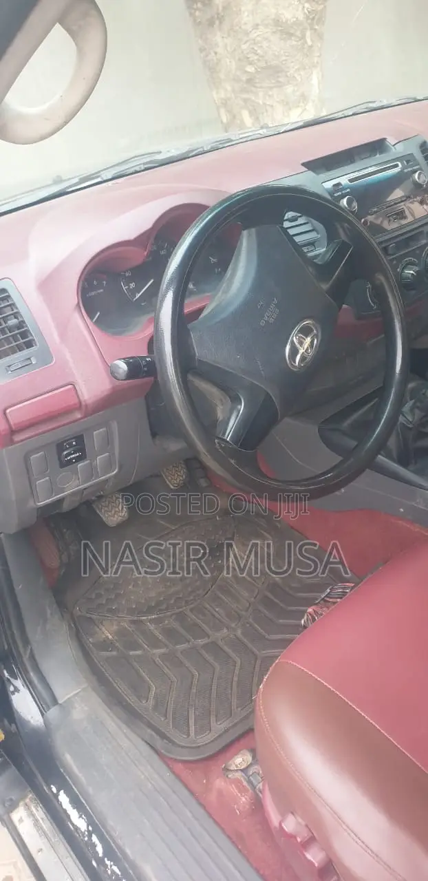 Toyota Hilux 2014 Black