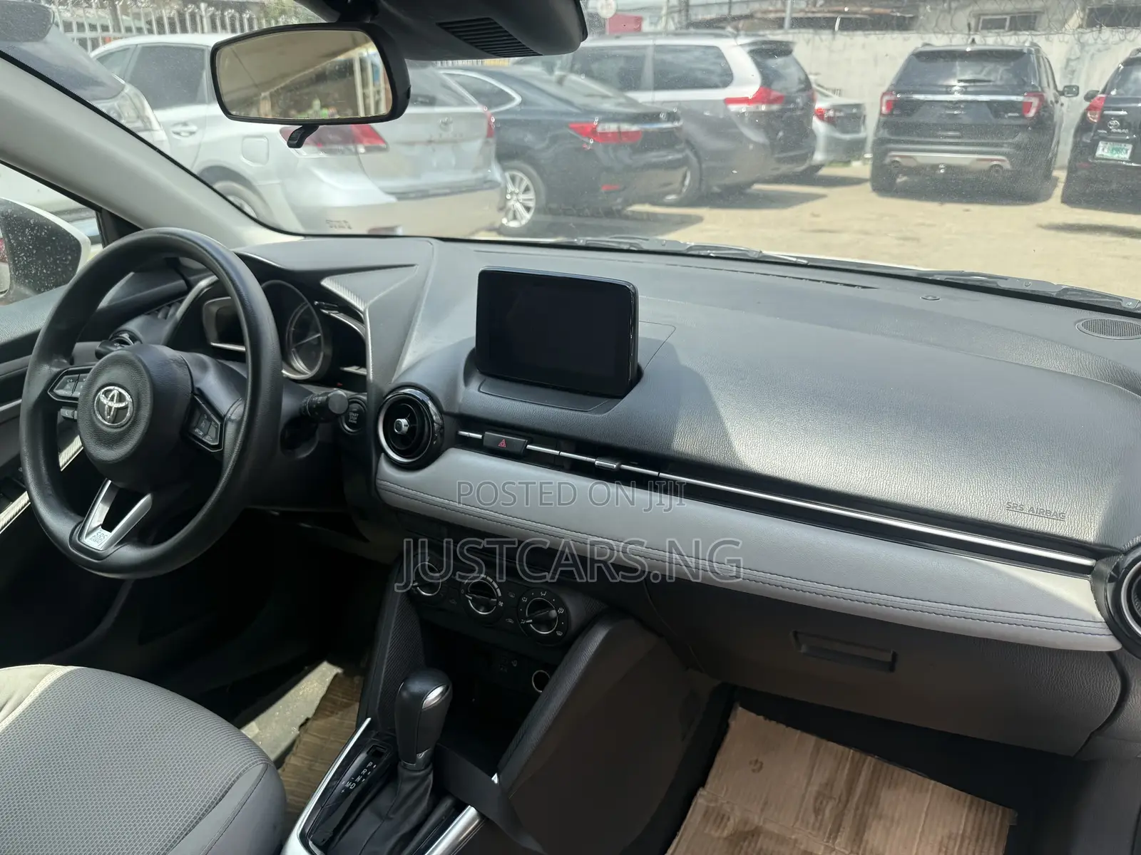 Toyota Yaris 1.5 Sedan LE 2020 White