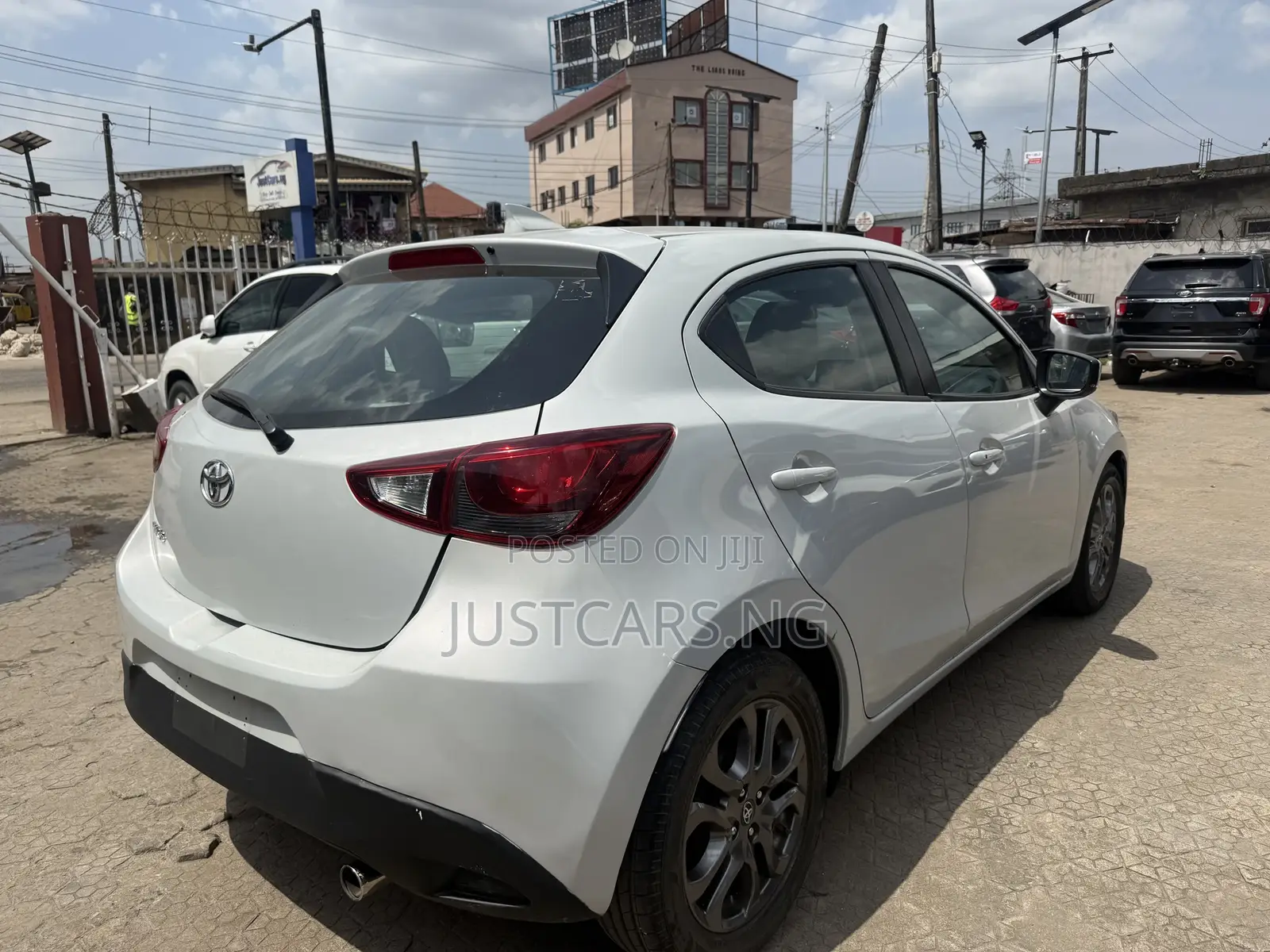 Toyota Yaris 1.5 Sedan LE 2020 White