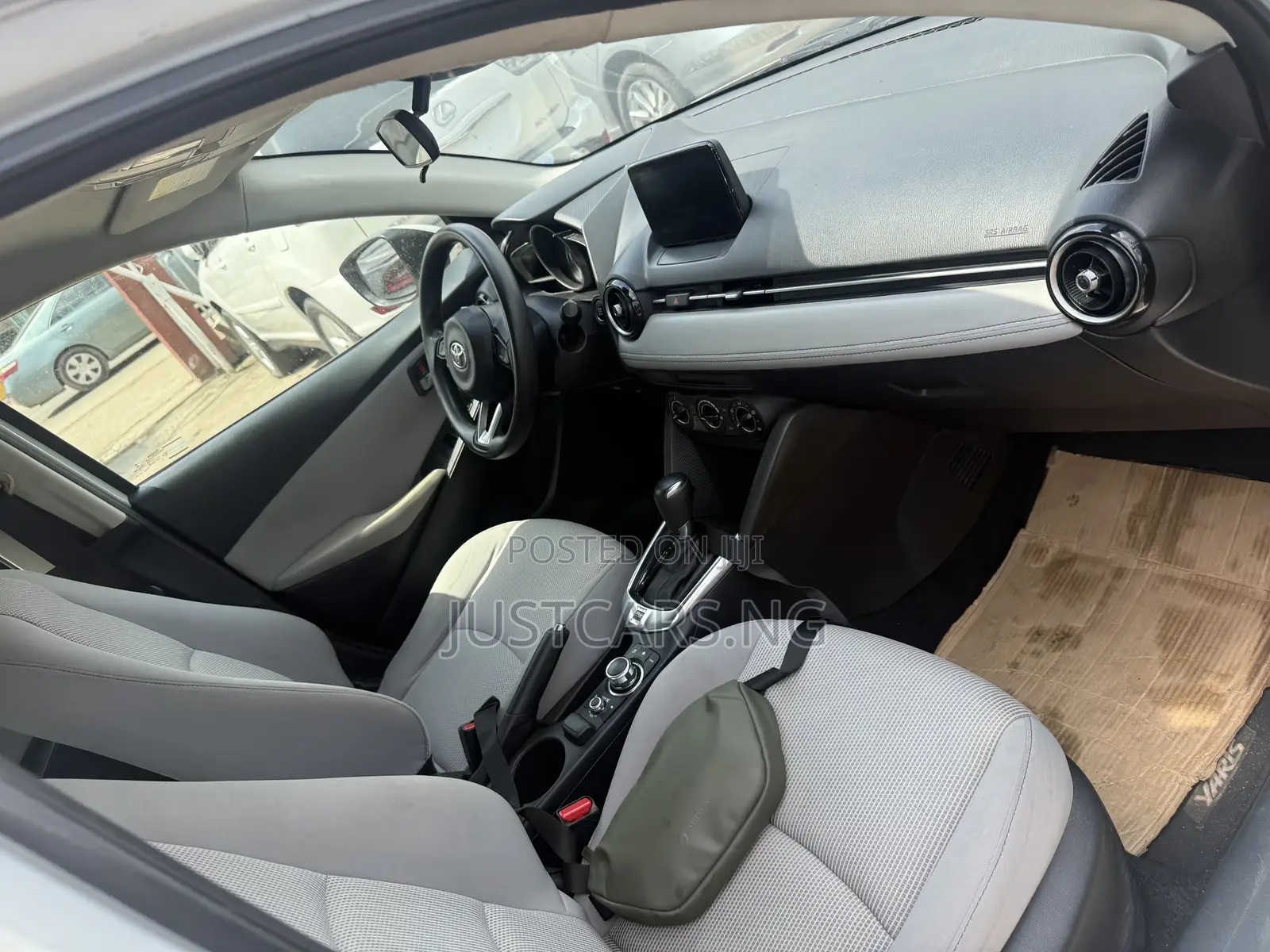 Toyota Yaris 1.5 Sedan LE 2020 White