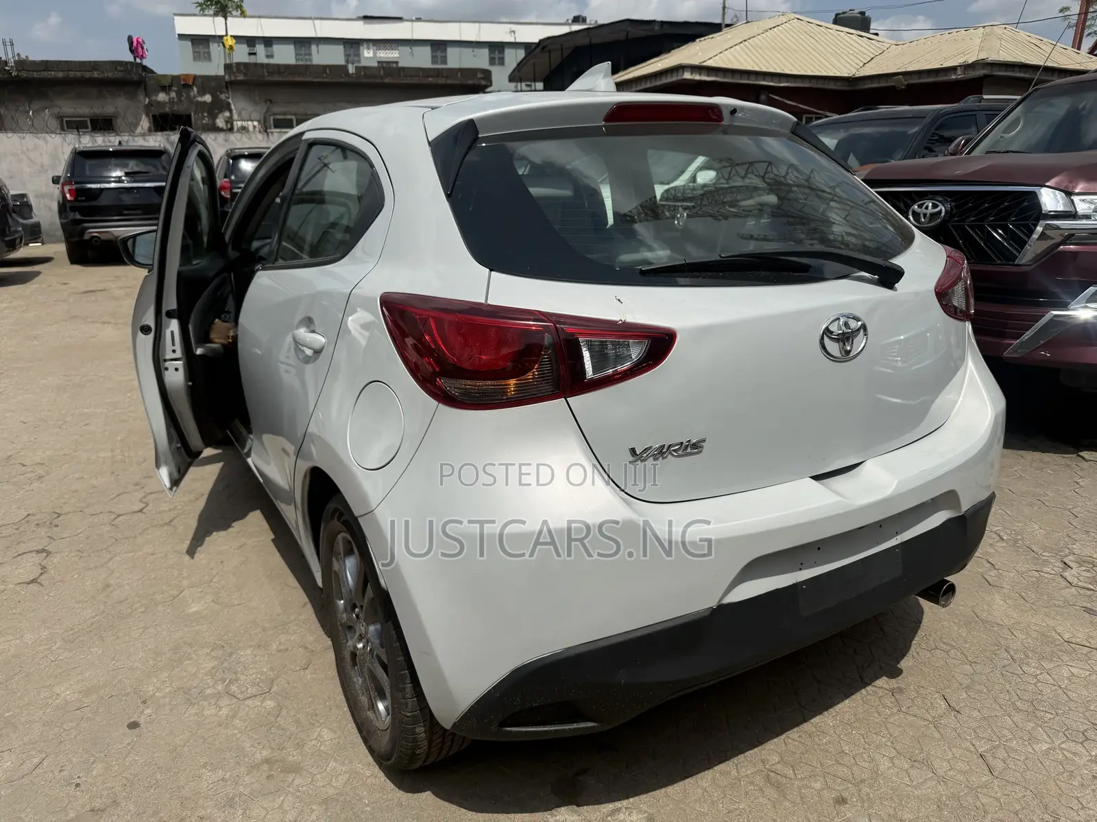 Toyota Yaris 1.5 Sedan LE 2020 White