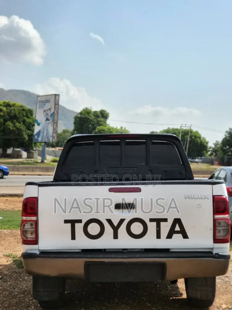 Toyota Hilux 2011 White