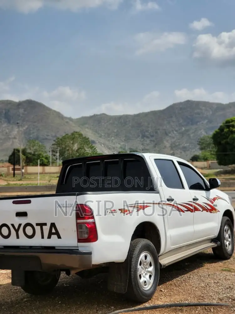 Toyota Hilux 2011 White