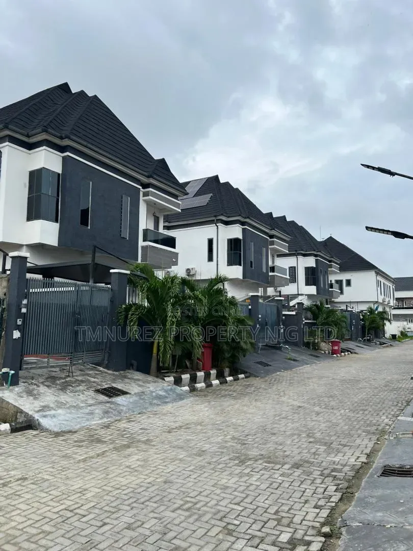 4bdrm Duplex in Chevron for sale