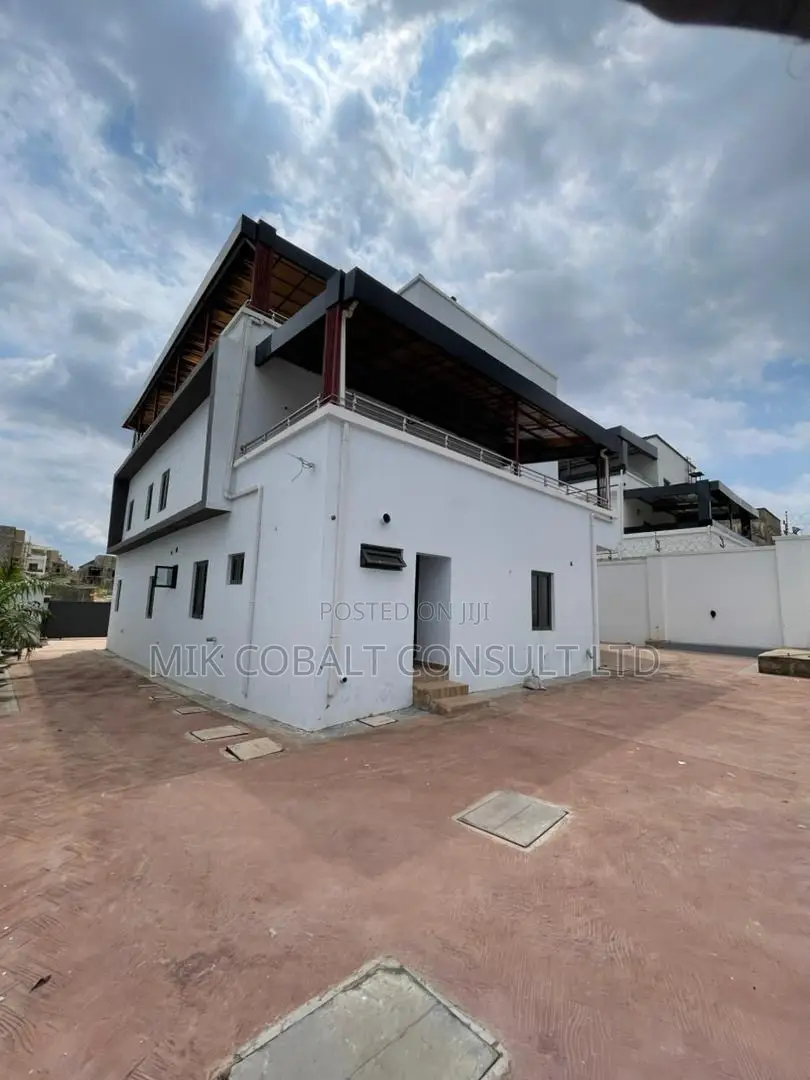 5bdrm Duplex in Ochacho, Life Camp for sale
