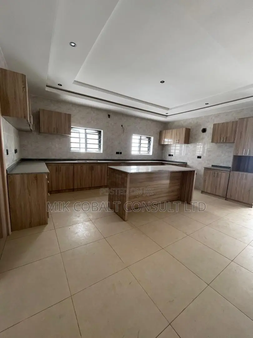 5bdrm Duplex in Ochacho, Life Camp for sale