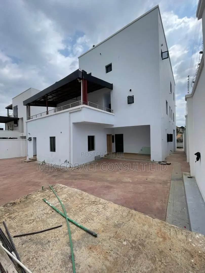 5bdrm Duplex in Ochacho, Life Camp for sale