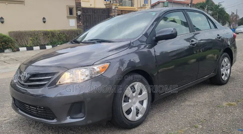 Toyota Corolla LE 4dr Sedan (1.8L 4cyl 4A) 2013 Gray