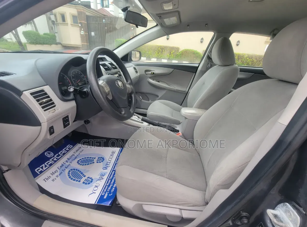 Toyota Corolla LE 4dr Sedan (1.8L 4cyl 4A) 2013 Gray