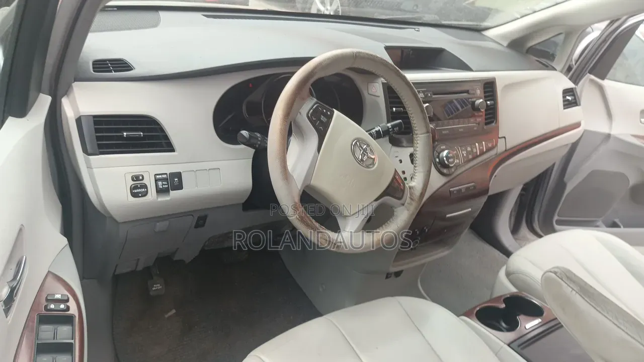 Toyota Sienna XLE FWD 8-Passenger 2013 Silver