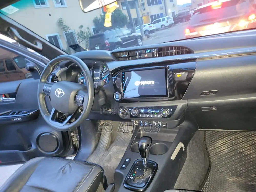 Toyota Hilux 2024 Gray
