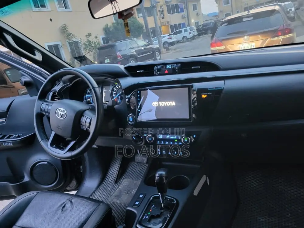Toyota Hilux 2024 Gray