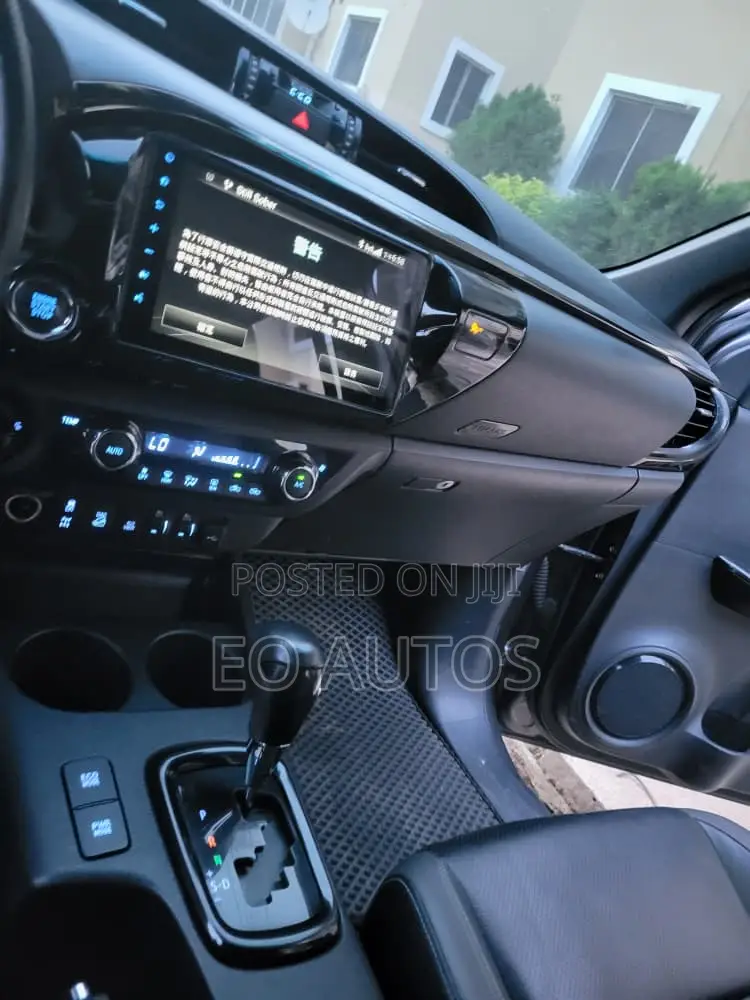 Toyota Hilux 2024 Gray