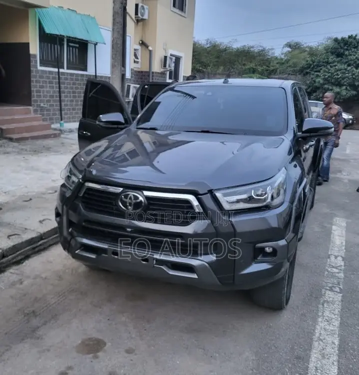 Toyota Hilux 2024 Gray