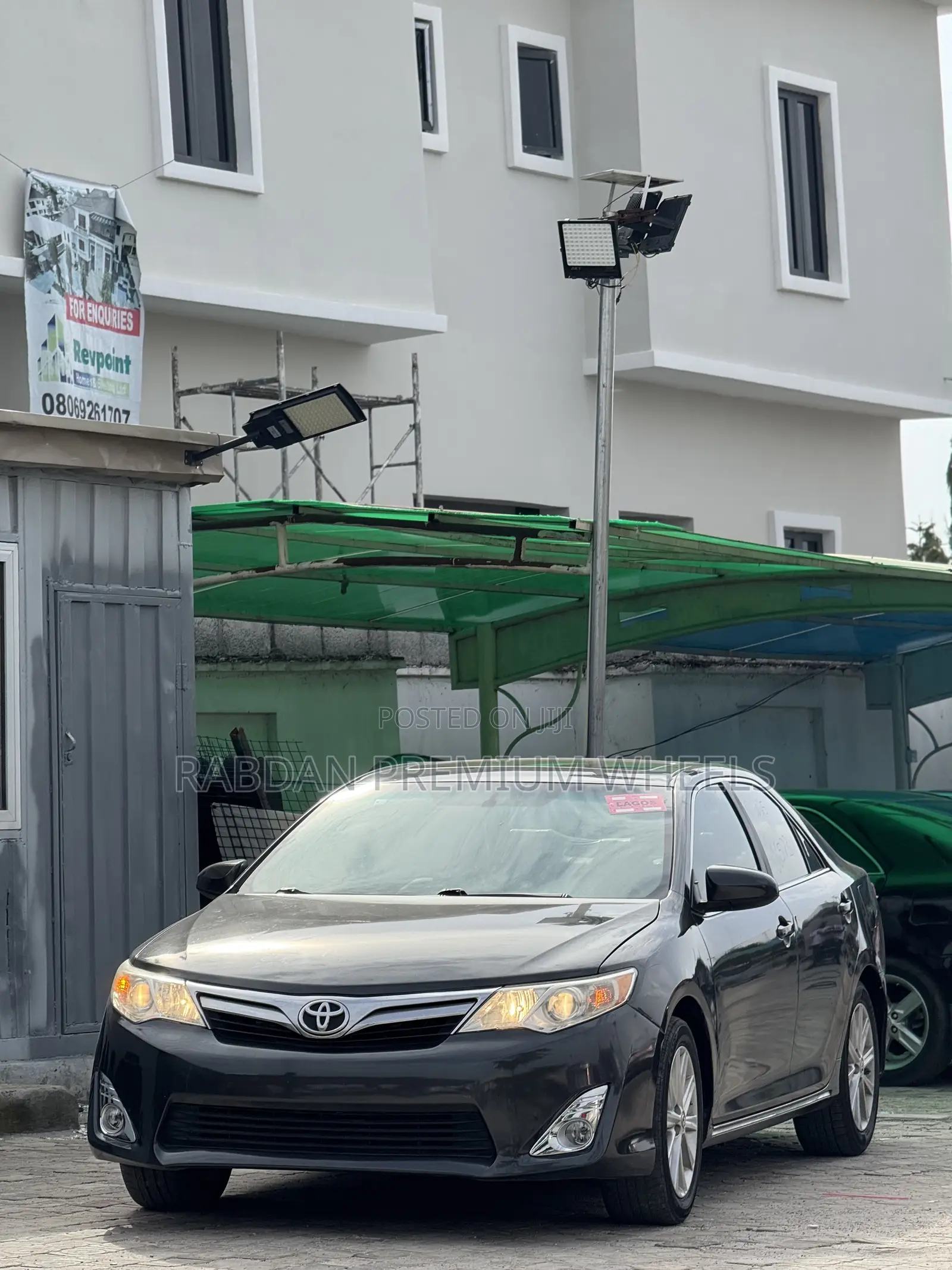 Toyota Camry XLE 4dr Sedan (2.5L 4cyl 6A) 2013 Gray