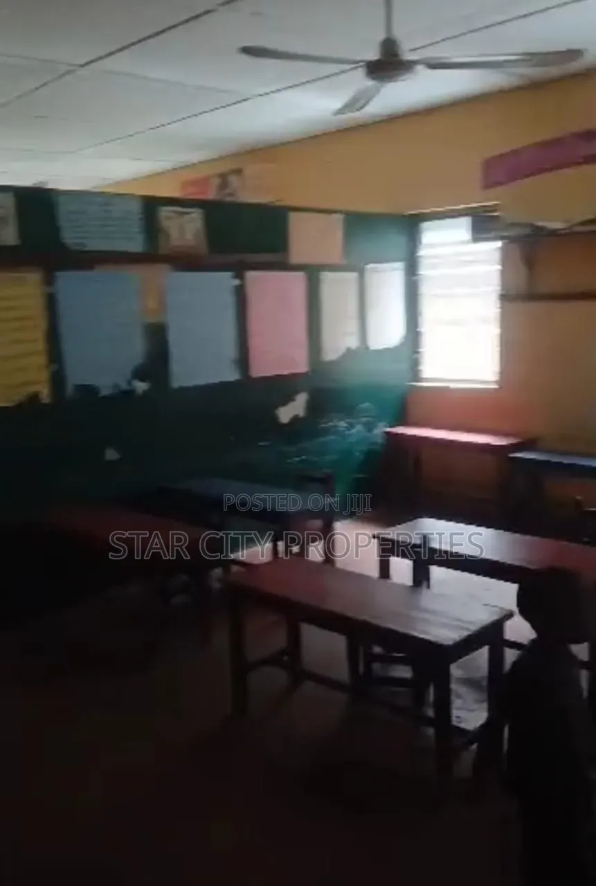 10bdrm Bungalow in Shomolu for sale