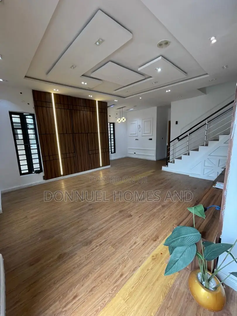 5bdrm Duplex in Ikota for rent