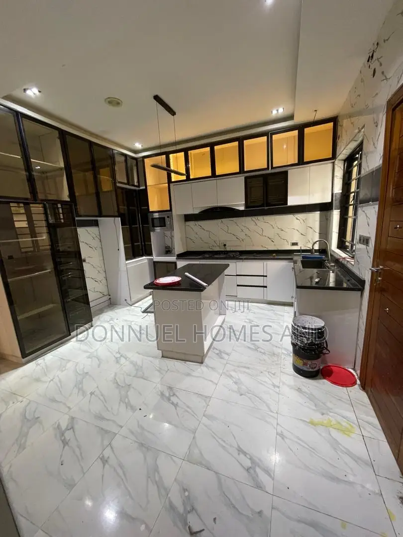 5bdrm Duplex in Ikota for rent
