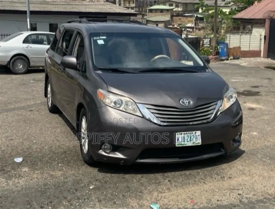 Toyota Sienna XLE AWD 7-Passenger 2013 Gray