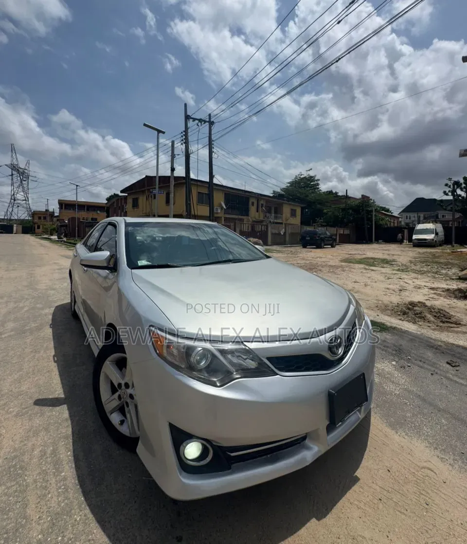 Toyota Camry SE 4dr Sedan (2.5L 4cyl 6A) 2013 Silver