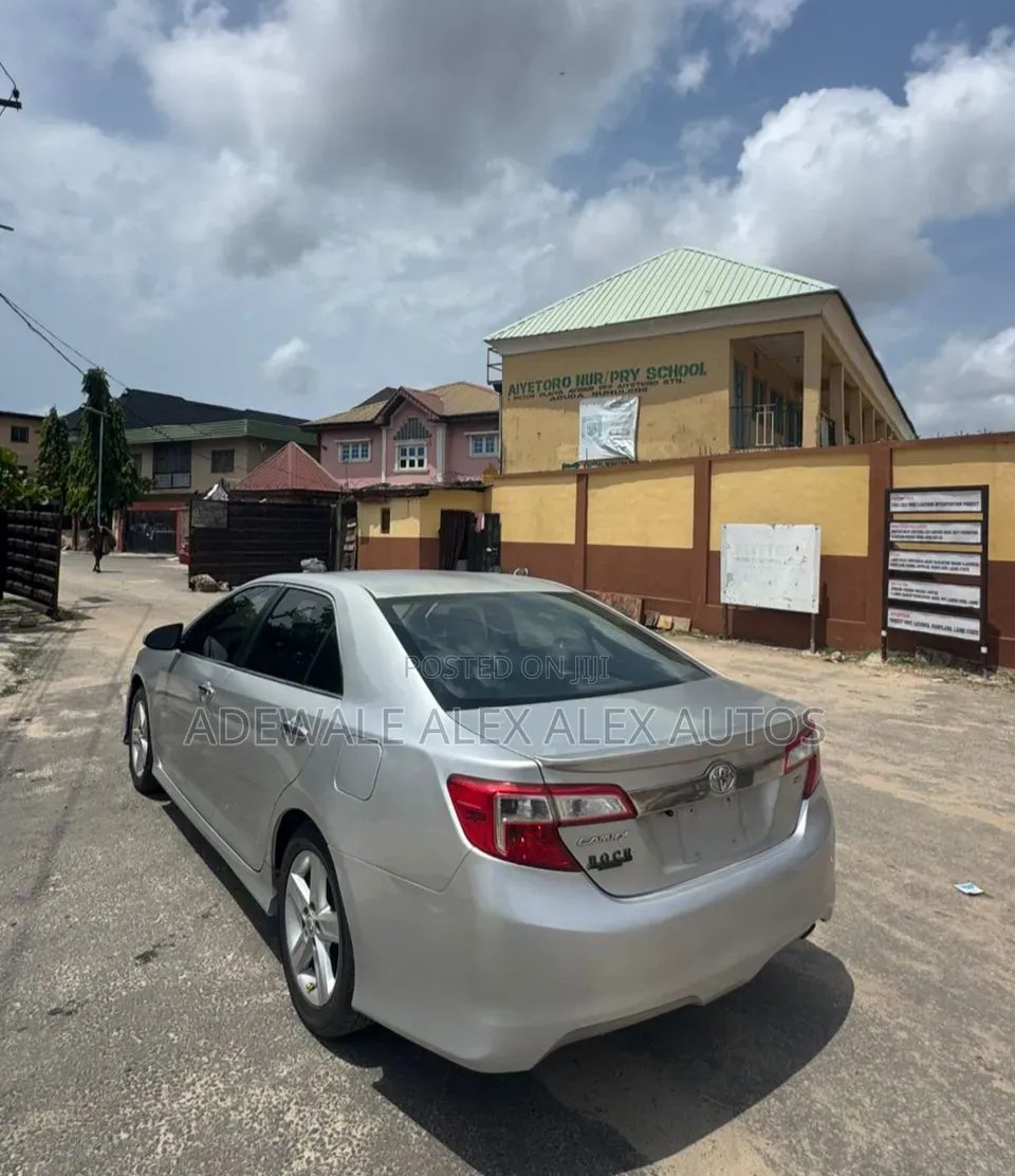 Toyota Camry SE 4dr Sedan (2.5L 4cyl 6A) 2013 Silver