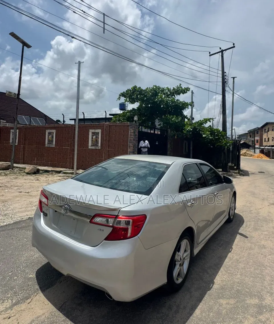 Toyota Camry SE 4dr Sedan (2.5L 4cyl 6A) 2013 Silver