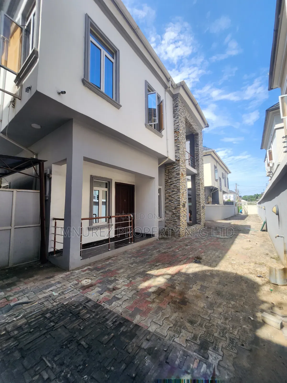 5bdrm Duplex in Chevron for rent