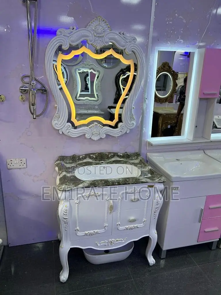Royal England Cabinet With Royal Mirror