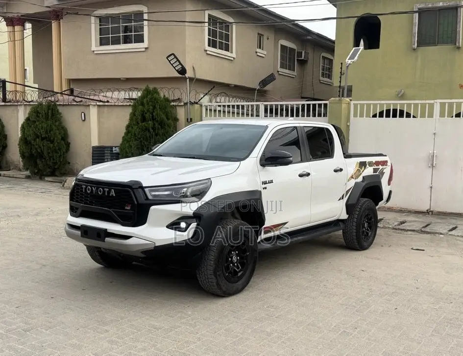 Toyota Hilux 2024 White