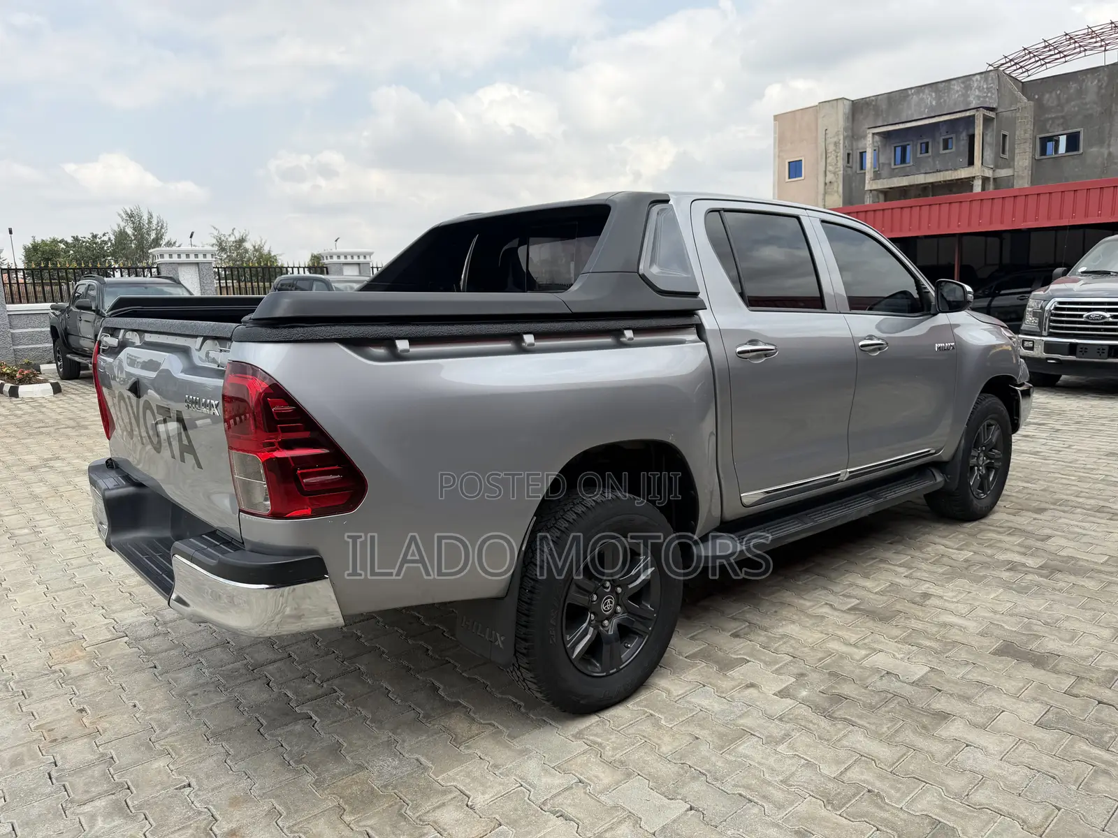 Toyota Hilux 2023 Gray