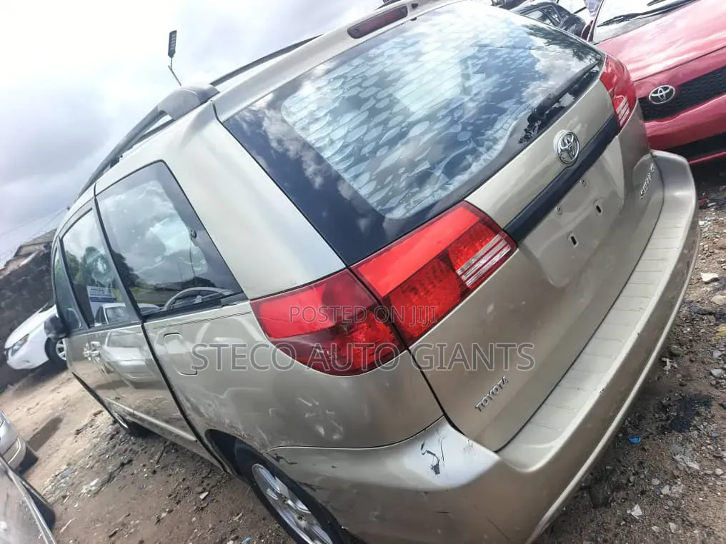Toyota Sienna 2006 Gold