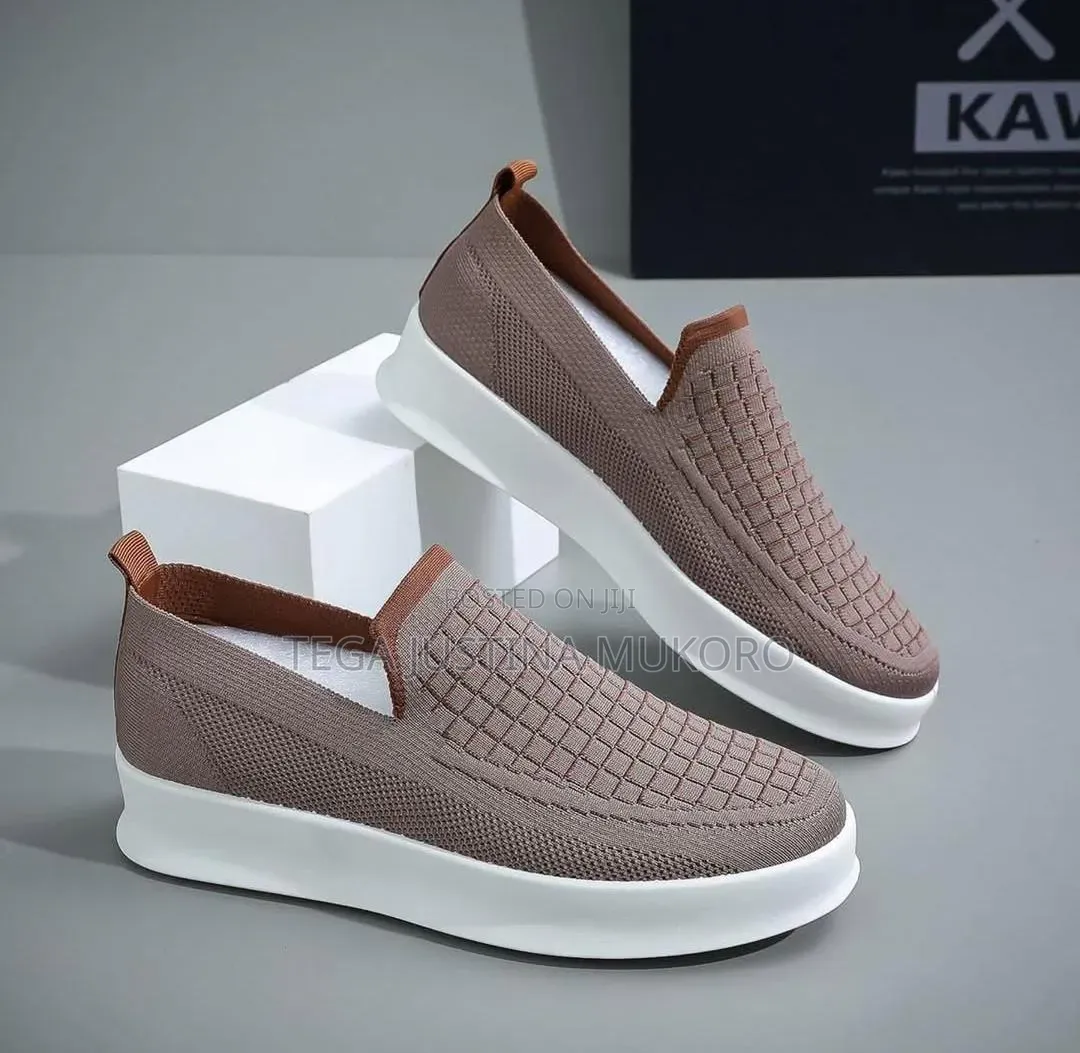 Latest Design High Quality Easy to Wear Sneakers