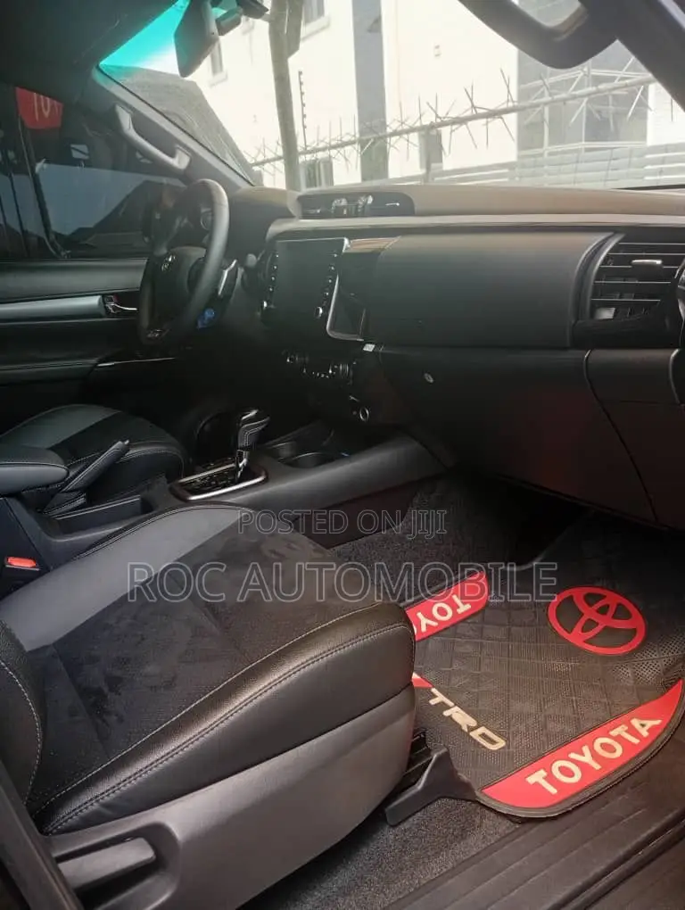 Toyota Hilux 2025 Black