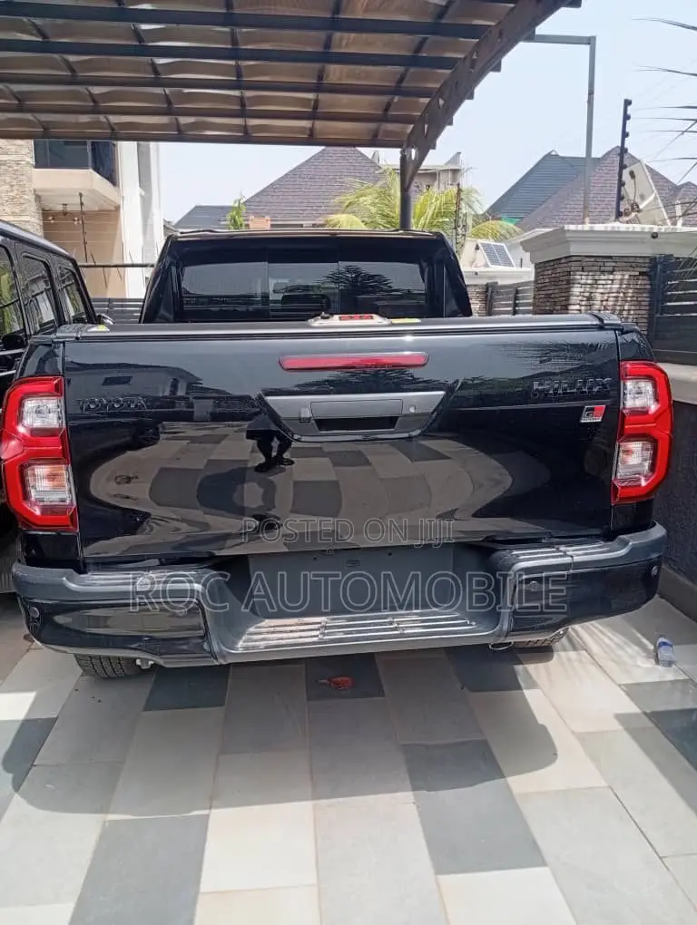 Toyota Hilux 2025 Black