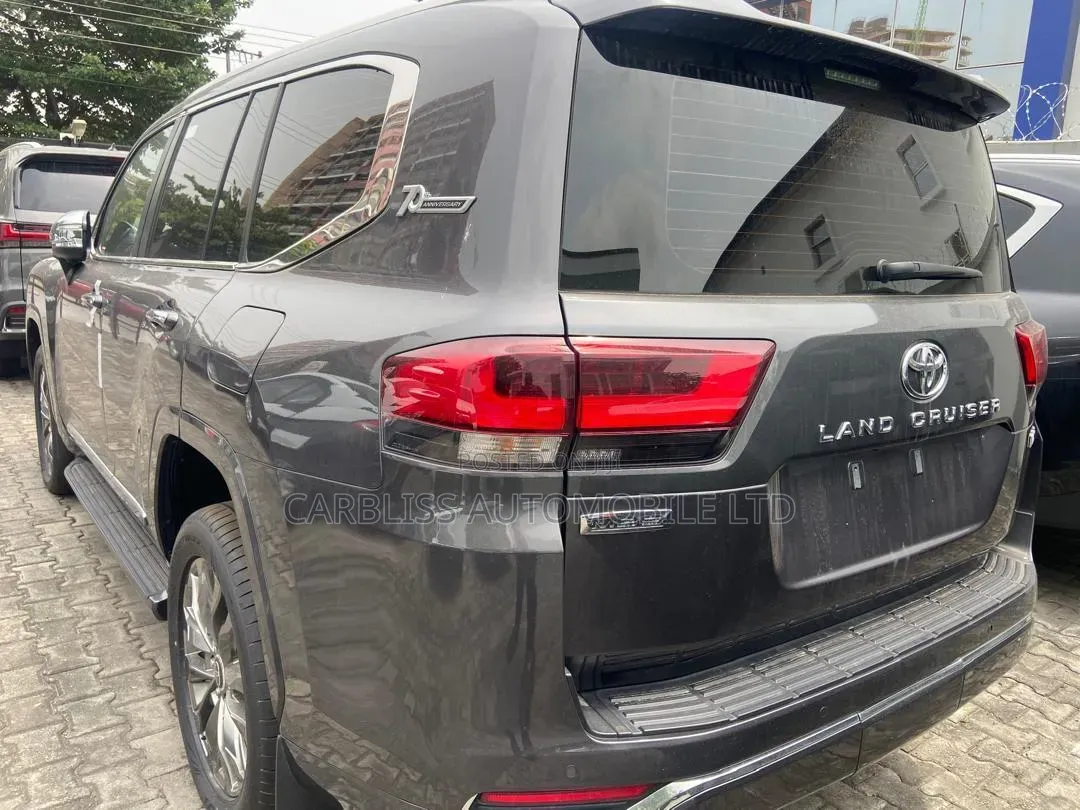 New Toyota Land Cruiser LC300 2025 Gray