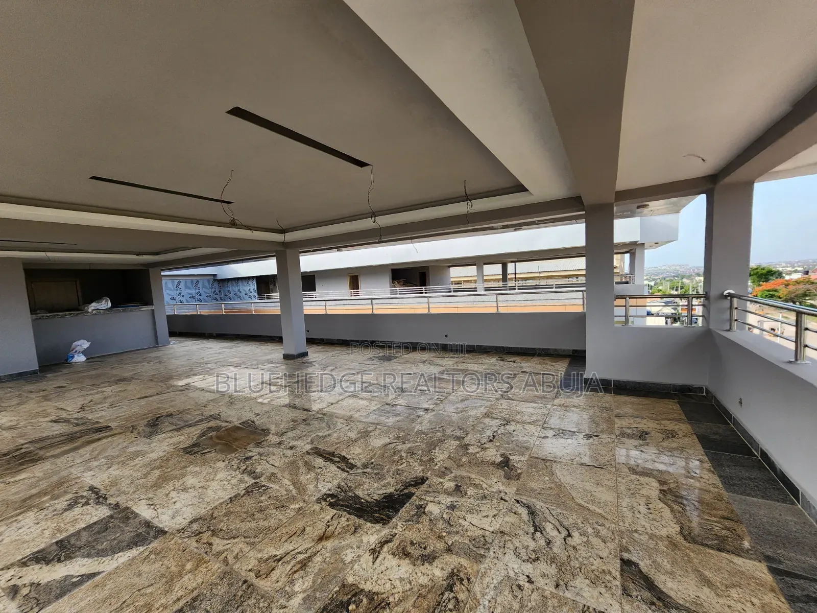 Well Appointed, Brand New With Excellent View Roof Top Restaurant