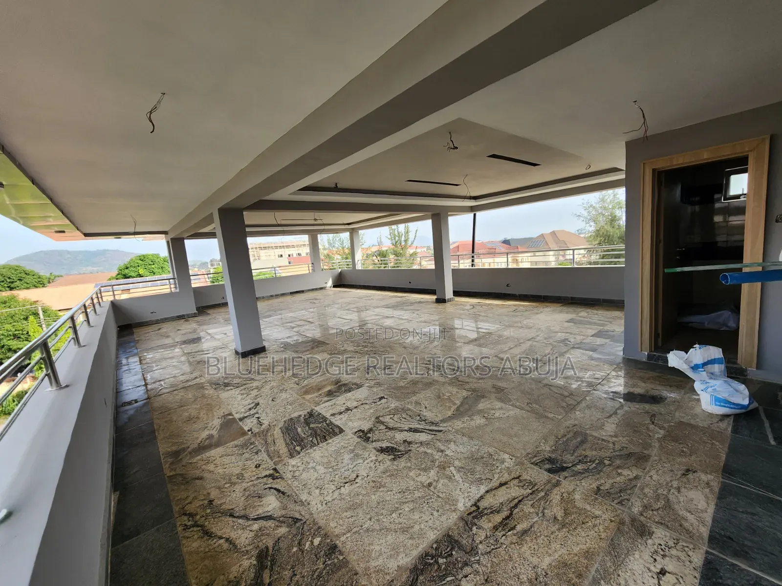 Well Appointed, Brand New With Excellent View Roof Top Restaurant