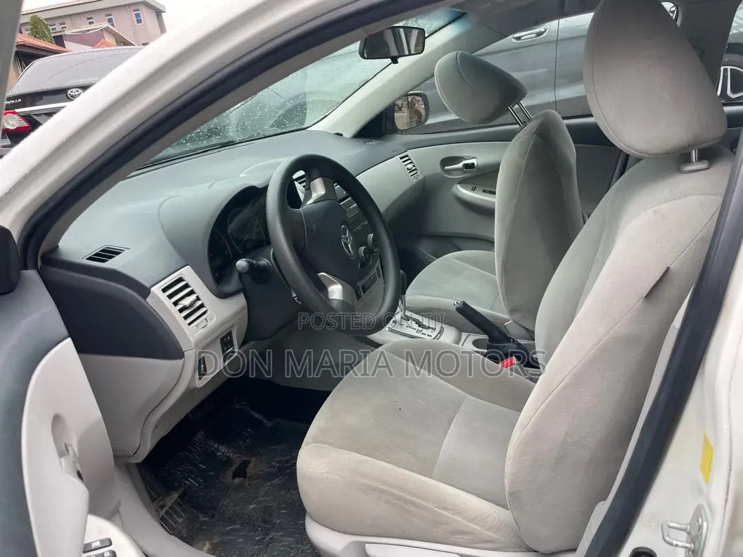 Toyota Corolla LE 4dr Sedan (1.8L 4cyl 4A) 2011 White