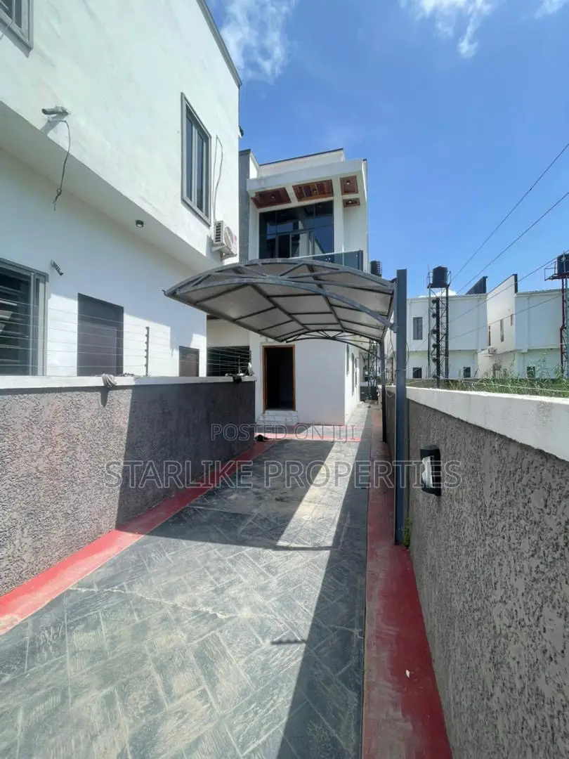 4bdrm House in Lekki Expressway for sale