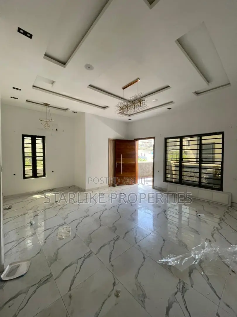 4bdrm House in Lekki Expressway for sale
