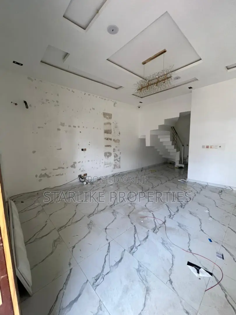 4bdrm House in Lekki Expressway for sale