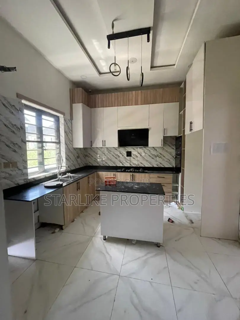 4bdrm House in Lekki Expressway for sale