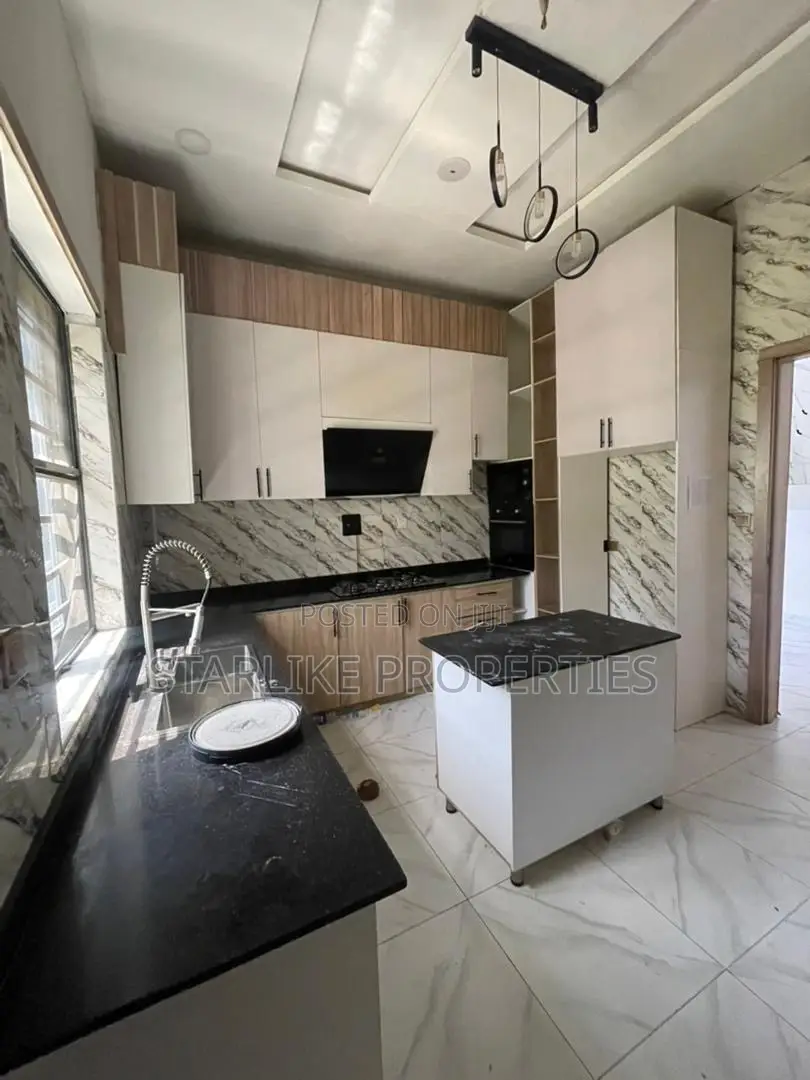 4bdrm House in Lekki Expressway for sale