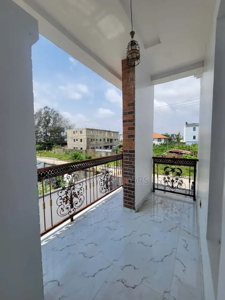 5bdrm Duplex in Lekki Scheme2, Abraham Adesanya Estate for rent